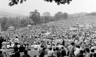 1 Mai în Hoia, cu mici, bere şi dansuri populare în 1973, 1983, 1984 / "Sigur eram pe acolo pe undeva!"