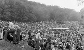 1 Mai în Hoia, cu mici, bere şi dansuri populare în 1973, 1983, 1984 / "Sigur eram pe acolo pe undeva!"