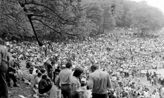 1 Mai în Hoia, cu mici, bere şi dansuri populare în 1973, 1983, 1984 / "Sigur eram pe acolo pe undeva!"