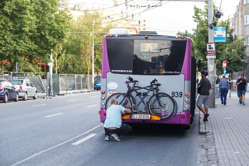 Cluj-Napoca devine mai prietenos cu bicicliștii: autobuzele și troleibuzele echipate cu suporturi pentru biciclete
