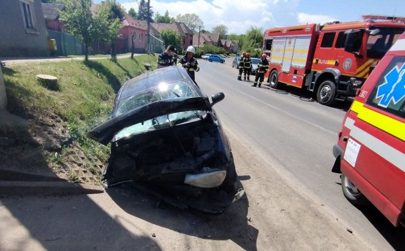 Accident pe un drum din Cluj. Intervin echipaje de salvare/ Circulația, întreruptă pe ambele sensuri