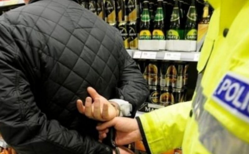 Cluj: Minor reținut de poliție după ce a furat alcool dintr-un magazin în Ajunul Paștelui