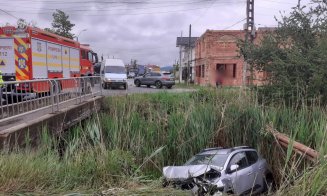 ACCIDENT cu o victimă pe un drum din Cluj. Bărbat extras din mașină și transportat de urgență la spital
