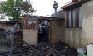 Incendiu într-o localitate din Cluj.  O casă a luat FOC după ce a fost lovită de un trăsnet