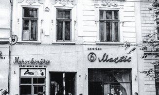 Cofetăria "6 martie'' și un magazin de marochinărie de pe actuala stradă Memorandumului, în anii '60