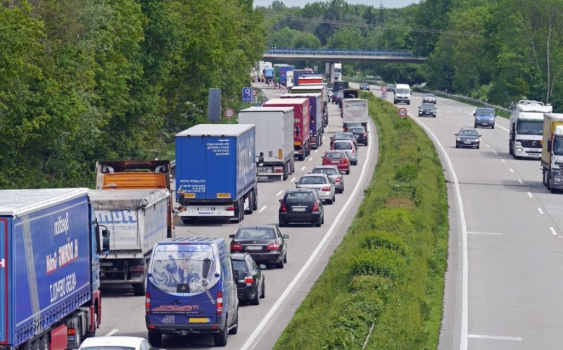 Camioanele și autobuzele care poluează au "kilometri numărați". UE vrea să scape de ele