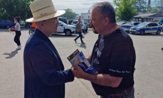 Boc a făcut senzaţie la Oser: Şi-a luat un clop de paie şi a plecat urechea la poveștile de viață ale clujenilor