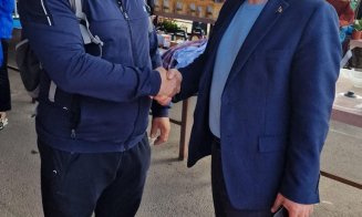 Boc a făcut senzaţie la Oser: Şi-a luat un clop de paie şi a plecat urechea la poveștile de viață ale clujenilor