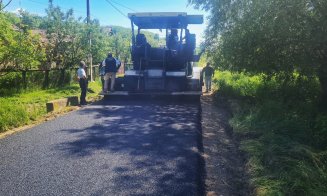 Lucrări de asfaltare pe un nou drum județean din Cluj