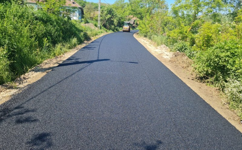 Lucrări de asfaltare pe un nou drum județean din Cluj
