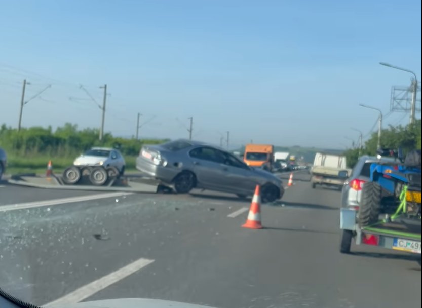 Accident pe un drum din Cluj. Trei mașini au fost grav avariate
