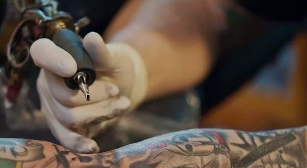 Reguli noi pentru saloanele de tatuaj: Nu mai au dreptul să tatueze minorii şi nici să le facă piercinguri