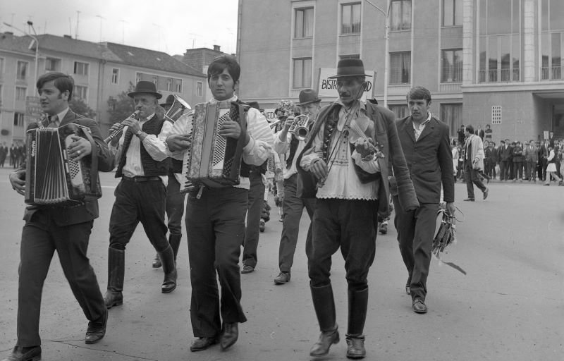 Instantaneu din anii '70 | Grup folcloric trecând prin fața Casei de Cultură a Studenților din Cluj-Napoca