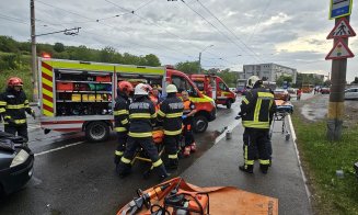 ACCIDENT în Cluj-Napoca / Victimă descarcerată dintre fiarele maşinii