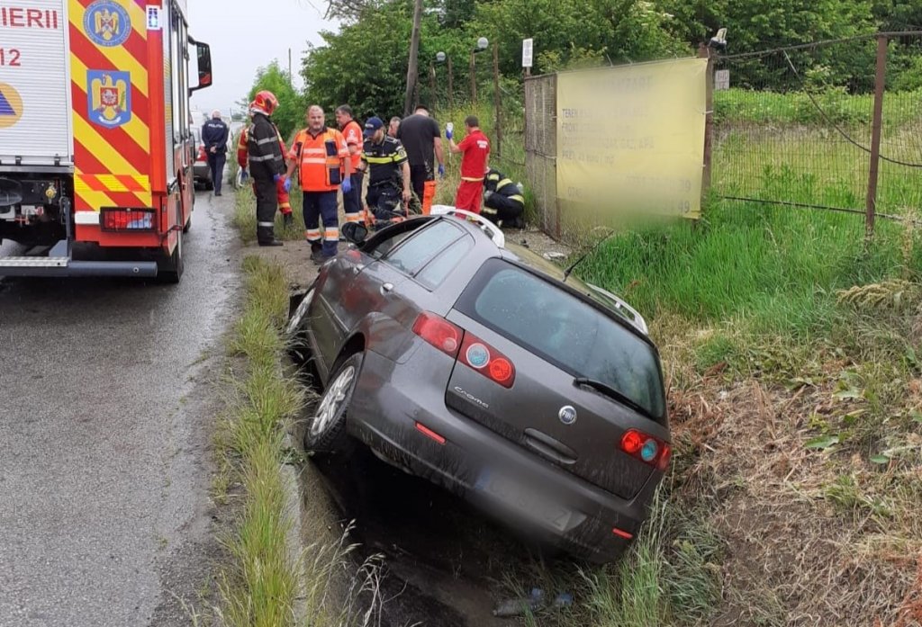ACCIDENT pe un drum din Cluj. Trei persoane rănite, printre care un copil de 4 ani, transportate la spital