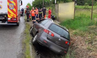 ACCIDENT pe un drum din Cluj. Trei persoane rănite, printre care un copil de 4 ani, transportate la spital