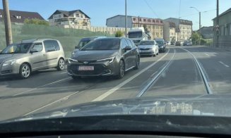 Cluj-Napoca: Aglomerație de 3-4 km pentru un capac de canal semnalizat cu crengi