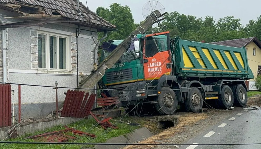 Accident într-o comună din Cluj. Un camion a distrus un stâlp și gardul unei case