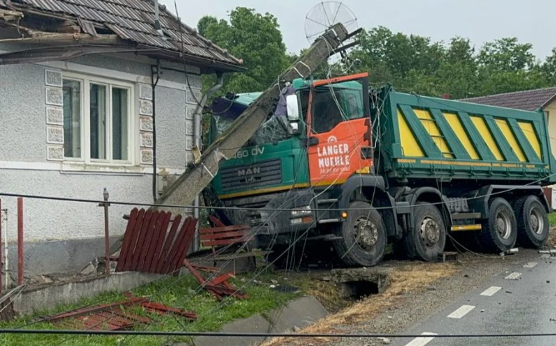 Accident într-o comună din Cluj. Un camion a distrus un stâlp și gardul unei case