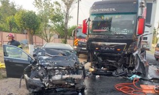 Somnul i-a „furat” mama. O femeie a adormit la volan a intrat cu mașina într-un camion. Părintele a decedat pe loc