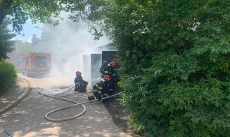 Incendiu la două garaje în Cluj-Napoca. Pompierii intervin cu două autospeciale pentru stingerea flăcărilor