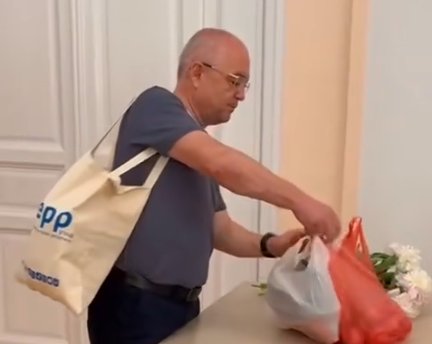 Emil Boc, la „shopping” în Oser. Ce și-a cumpărat primarul municipiului Cluj-Napoca: „Este locul unde se întâlneste trecutul și prezentul”