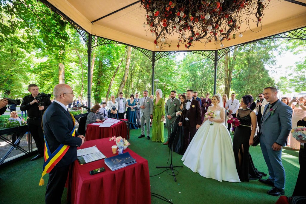Zeci de cupluri s-au căsătorit astăzi în Parcul Central din Cluj-Napoca