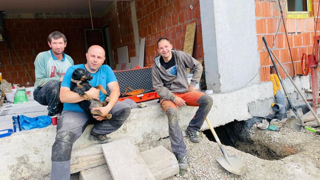 Pompier clujean, erou în timpul liber. A salvat de la moarte un câine blocat sub casă, după opt ore de efort