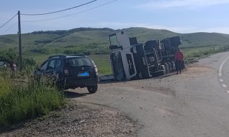 Accident pe un drum din Cluj. Un TIR s-a răsturnat