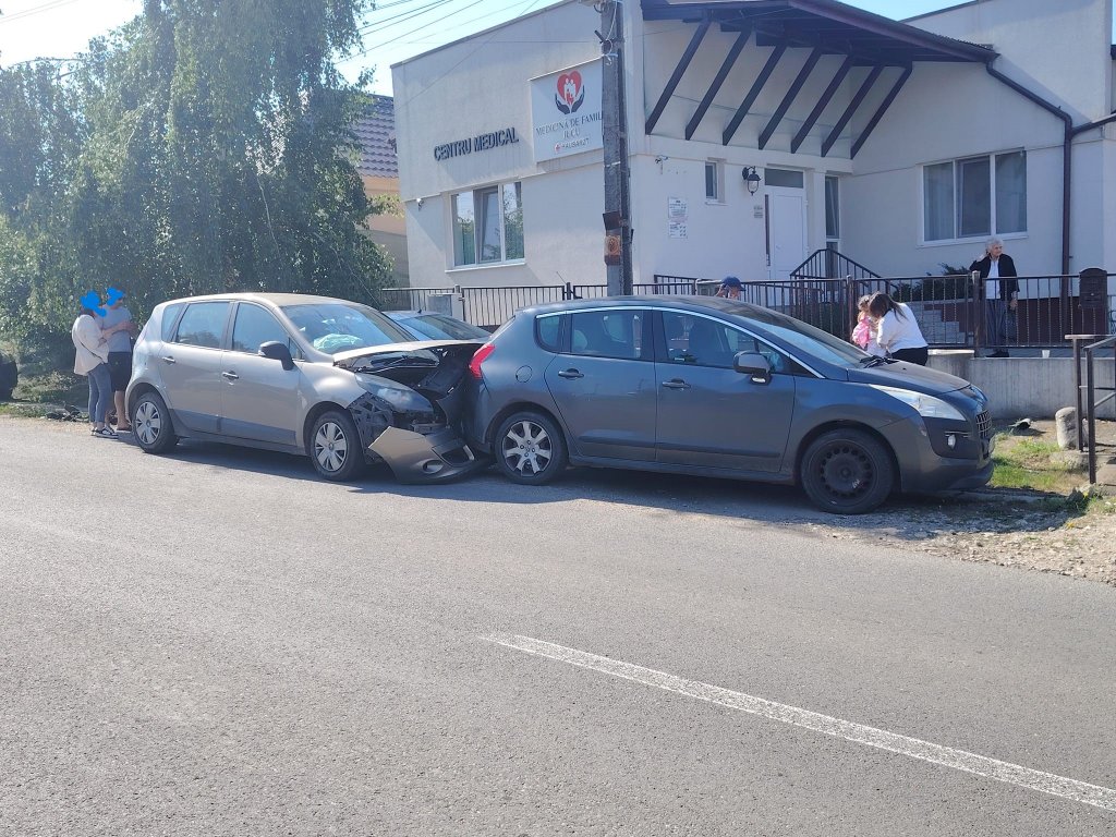 Cluj: O șoferiță a pierdut controlul volanului și a avariat trei mașini. Patru persoane, consultate medical