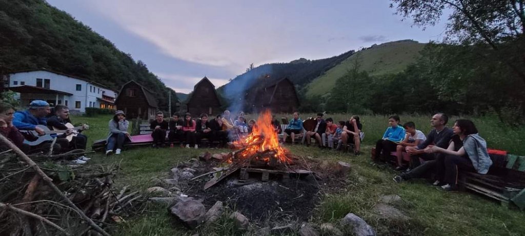 Tabără montană pentru elevii cu deficiențe de vedere din Cluj: Cadrul perfect pentru a-și cultiva dragostea de munte, încrederea în sine dar și în ceilalți