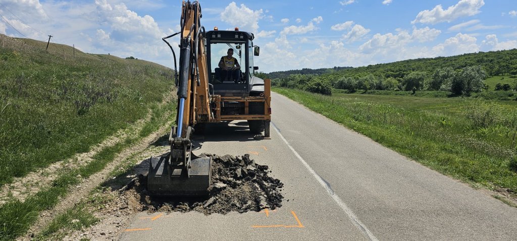 Lucrări de întreținere pe un drum județean din Cluj. Se vor astupa gropile