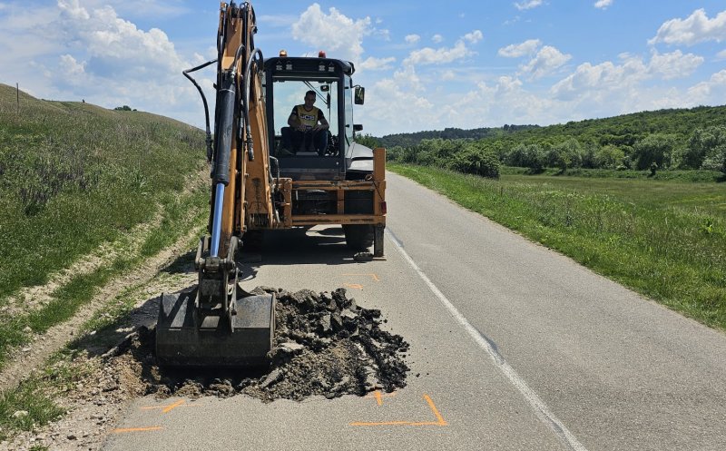 Lucrări de întreținere pe un drum județean din Cluj. Se vor astupa gropile