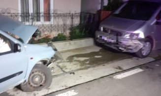 ACCIDENT în județul Cluj: A lovit atât de puternic o dubiță parcată pe marginea drumului, încât doar descarcerarea a mai putut extrage victima