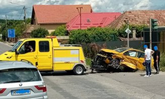 Accident între două mașini, într-o localitate din Cluj. O femeie primește îngrijiri medicale