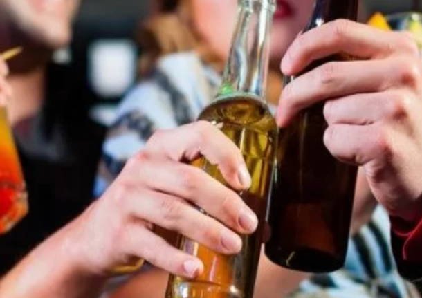 Tinerii care consumă alcool au un risc ridicat de a deveni dependenţi/ Peste două treimi din liceenii din România spun că au băut