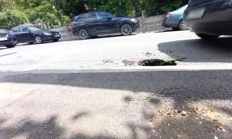 Cluj-Napoca: La un an distanţă, "Gaura neagră" misterioasă de pe trotuarul străzii Crişan s-a mutat pe carosabil