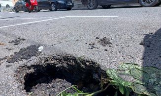 Cluj-Napoca: La un an distanţă, "Gaura neagră" misterioasă de pe trotuarul străzii Crişan s-a mutat pe carosabil