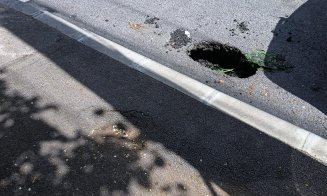 Cluj-Napoca: La un an distanţă, "Gaura neagră" misterioasă de pe trotuarul străzii Crişan s-a mutat pe carosabil