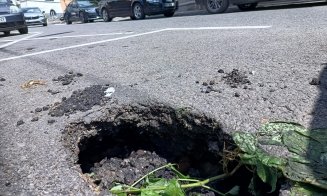Cluj-Napoca: La un an distanţă, "Gaura neagră" misterioasă de pe trotuarul străzii Crişan s-a mutat pe carosabil