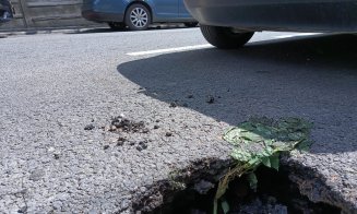 Cluj-Napoca: La un an distanţă, "Gaura neagră" misterioasă de pe trotuarul străzii Crişan s-a mutat pe carosabil