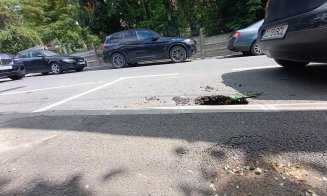 Cluj-Napoca: La un an distanţă, "Gaura neagră" misterioasă de pe trotuarul străzii Crişan s-a mutat pe carosabil