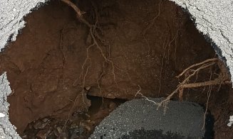 Cluj-Napoca: La un an distanţă, "Gaura neagră" misterioasă de pe trotuarul străzii Crişan s-a mutat pe carosabil