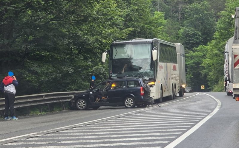 Accident rutier cu o victimă într-o localitate din Cluj: o mașină și un autocar, implicate. Trafic îngreunat