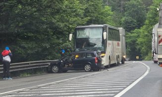 Accident rutier cu o victimă într-o localitate din Cluj: o mașină și un autocar, implicate. Trafic îngreunat