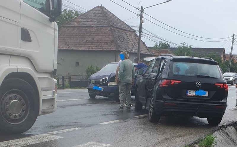 ACCIDENT rutier pe un drum din Cluj. Femeie rănită, transportată de urgență la spital
