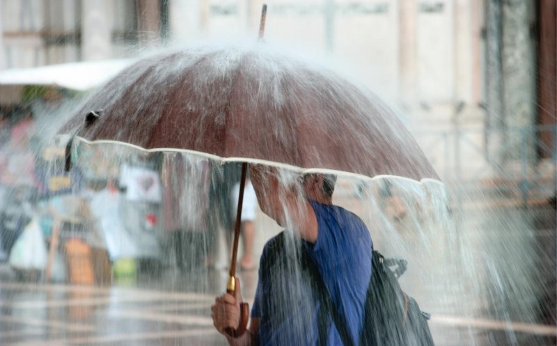 COD PORTOCALIU de ploi și vânt puternic în mai multe localități din Cluj. Au fost emise mesaje RO-ALERT