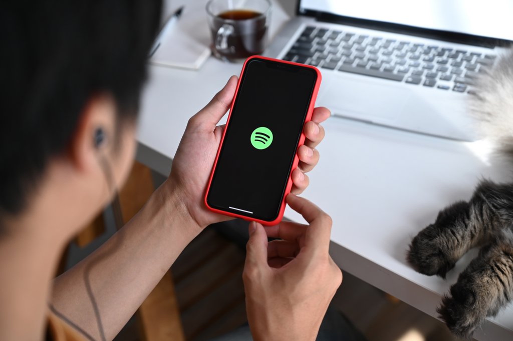 Schimbare la gigantul de muzică Spotify. Cine va plăti în plus pentru abonament