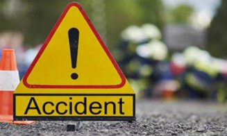 Accident între un autoturism și o motocicletă, în Cluj. Bărbat rănit, transportat la spital