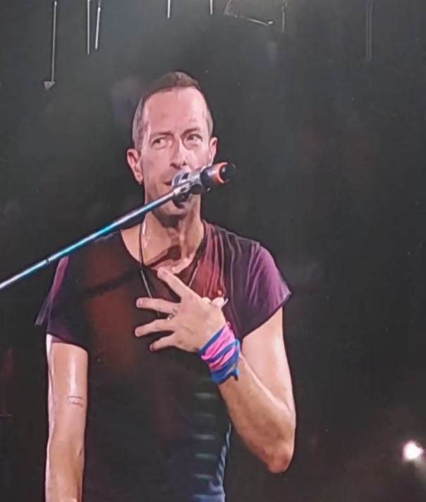 Babasha, chemat din nou pe scenă în concertul Coldplay: ”Vă rog să îi urați bun venit fratelui nostru”